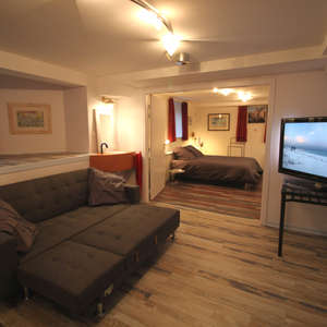 canapé lit et chambre à coucher au fond